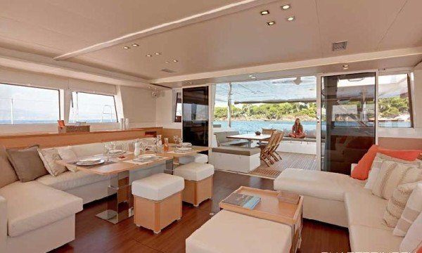 charter catamaran lagoon 620